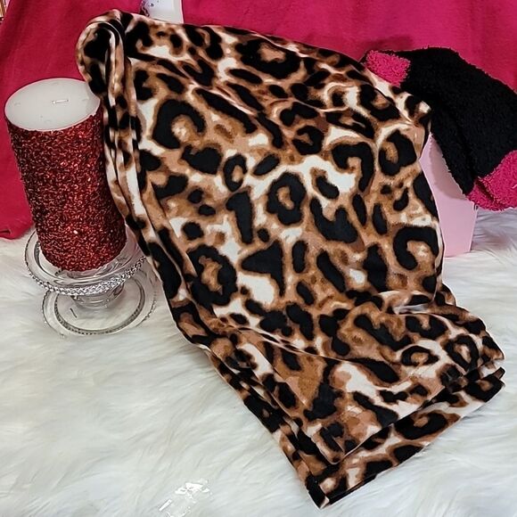 887  XOXO Pink & animal print pajama & Socks Size L Gift Set NWT - Picture 5 of 5
